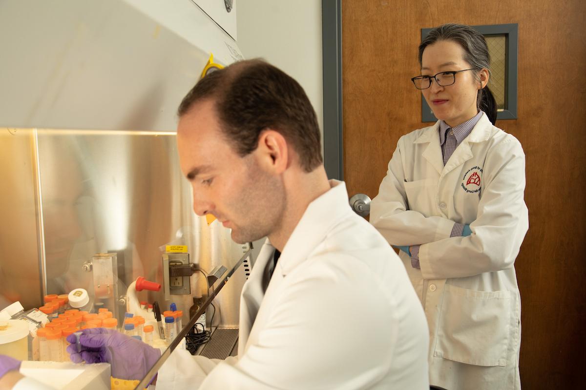 BMS学生Reece Stevens与Dr. Lee in the lab