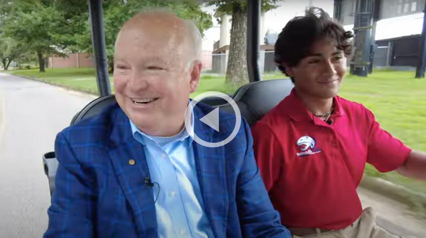 总统 Bonner with Julian in the Golf Cart.